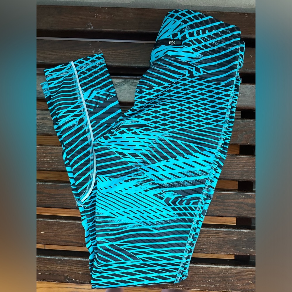 Xersion running leggings with back pocket and reflective stripe